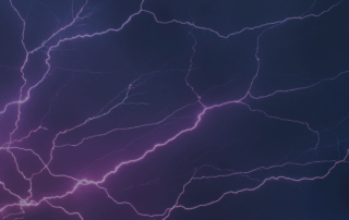 Dunkelblauer Himmel mit rosafarbenen Blitzen die durch den Himmel blitzen