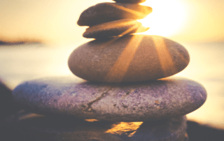 Steinformation am Seeufer im warmen Licht des Sonnenuntergangs